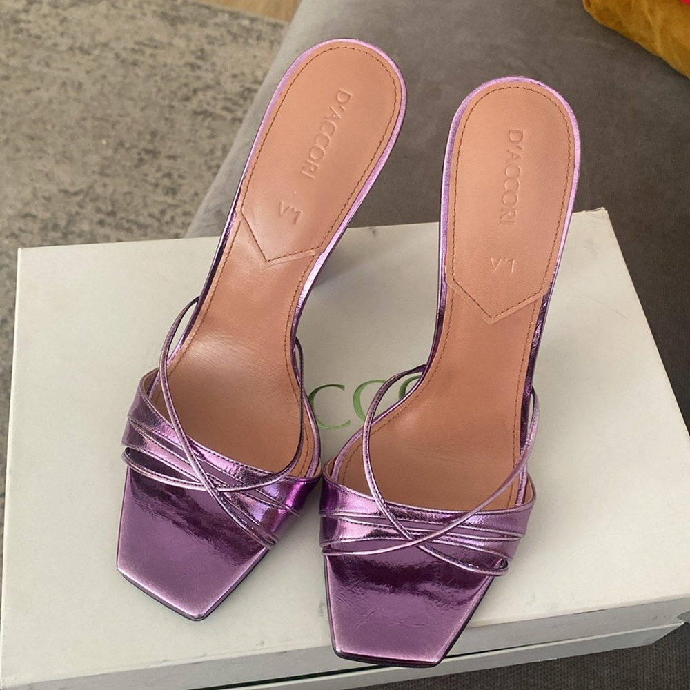 Brand new never worn D’accori purple metallic heels size 39